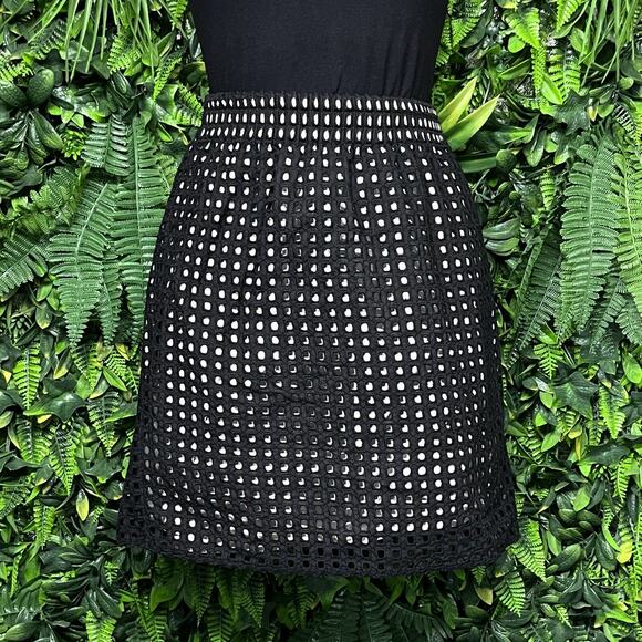 ANN TAYLOR LOFT Skirt Women XS Black Nude Lining‎ Eyelet Embroidered Mini 2730 - Picture 6 of 8